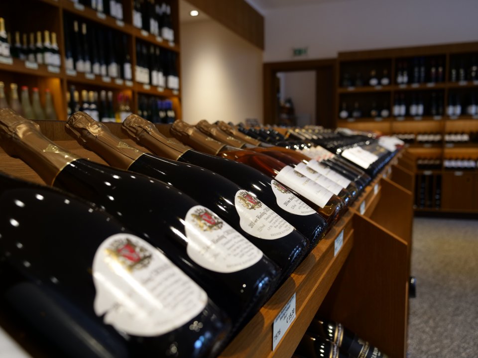 Aufgestellte Weinflaschen im Weinfachgeschäft des Bremer Ratskeller. 